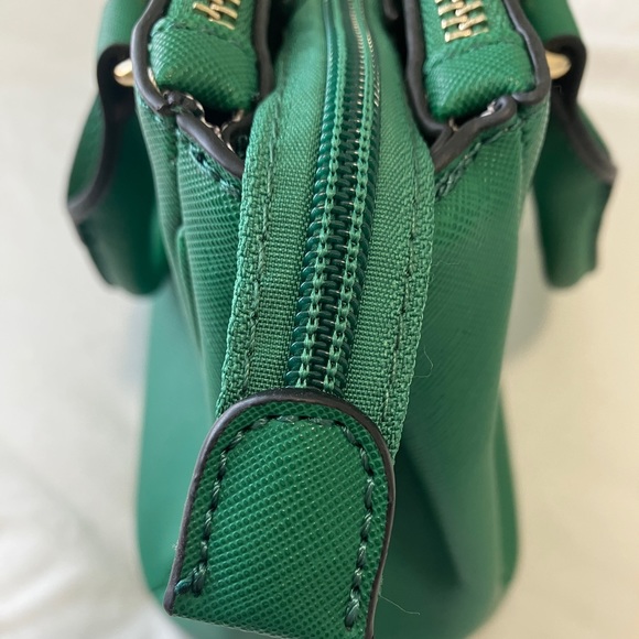 💚☘️Perfect for St. Patty’s Day!☘️💚
Fashionpuzzle green satchel - Picture 6 of 8